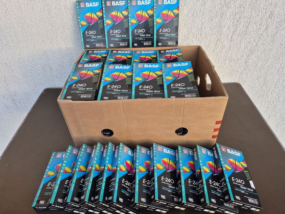 Vând o colecție de 18 casete video VHS originale Basf de 240 de minute