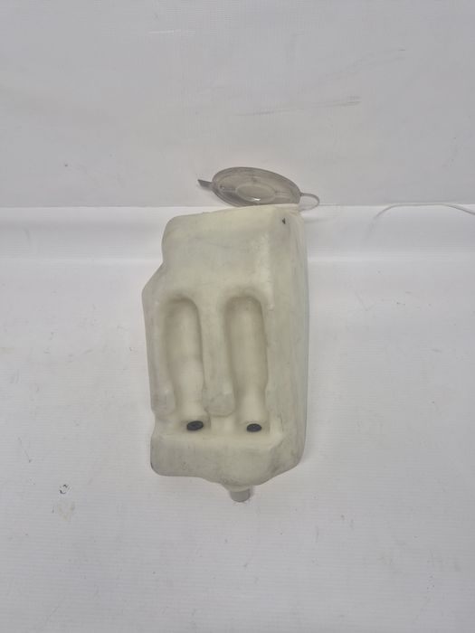 Бачок омывателя Mercedes W124