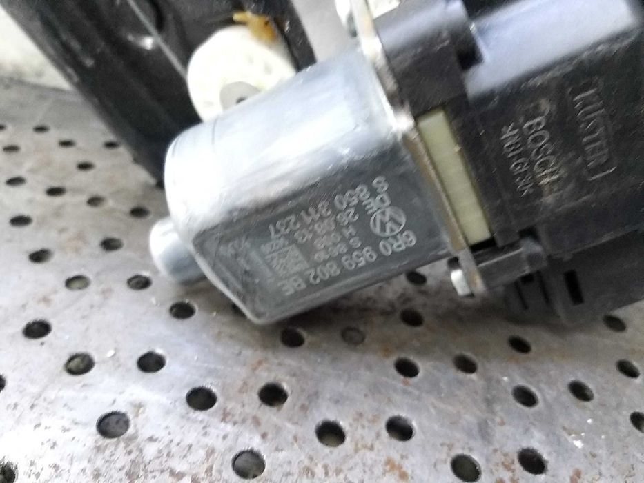 Macara motoras geam dreapta fata vw polo 6r 6r0959802be s850311237