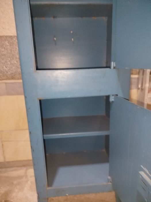 Металлический сейф / Шкаф для документов.