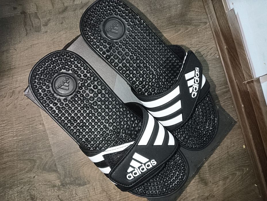Adidas original, noi șlapi de firma