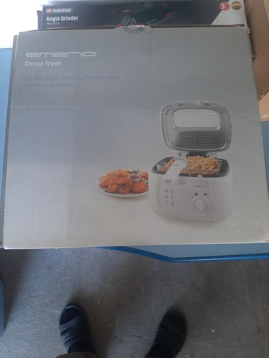 Vând friptueza emerio nouă