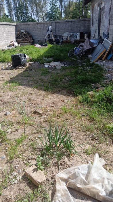 Uy sotiladi 4 sotix 5ta xona  mehmonxona oshxona bolalar xonasi  dush