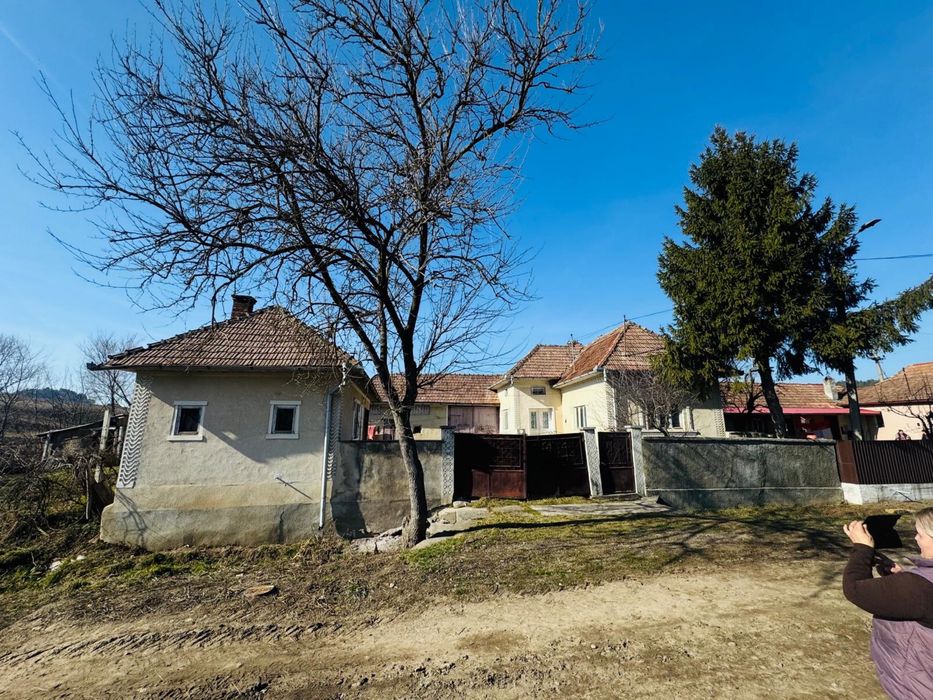 casă +Curte+Gradina+Anexe