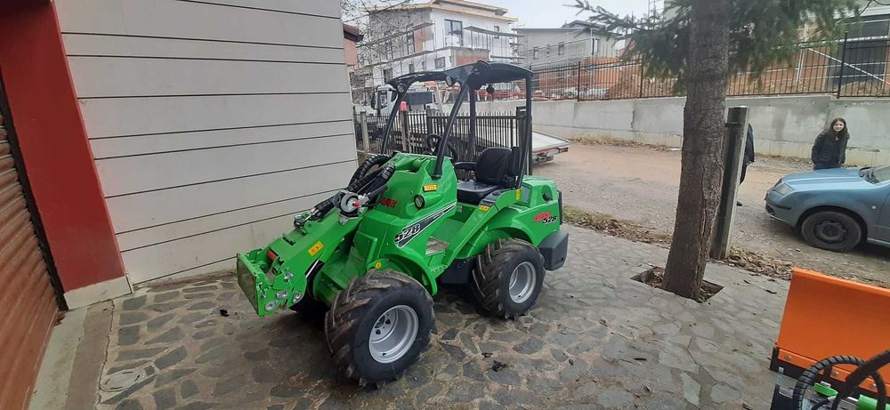 Мини челен товарач AVANT 528/5 Приставки/Отлично Състояние!!!