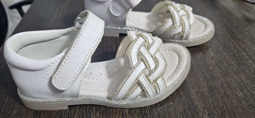Нарядные сандали на девочку