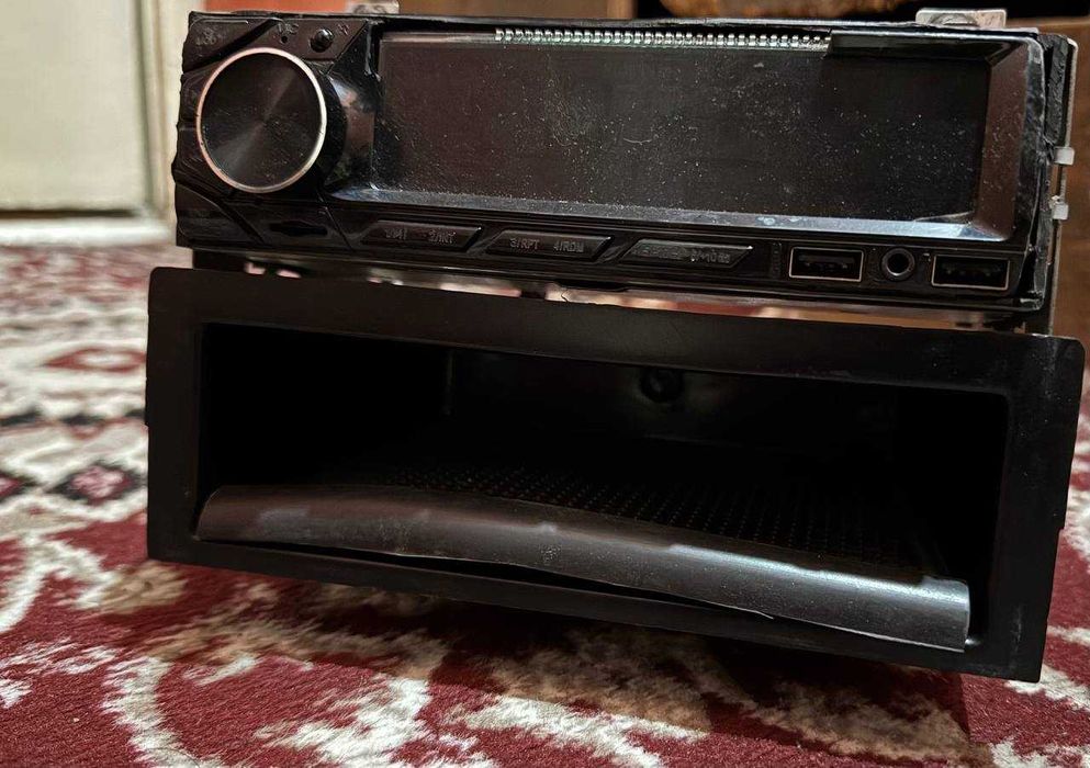 Продается китайская  магнитола с креплением для nexia 2