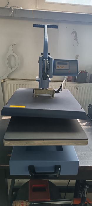 De vânzare Presa termica A3
Presa are suprafață de imprimare  49 /40 cm
Partea de jos este retractabila pentru o fixare mai ușoară a imprimeurilor
Pre
