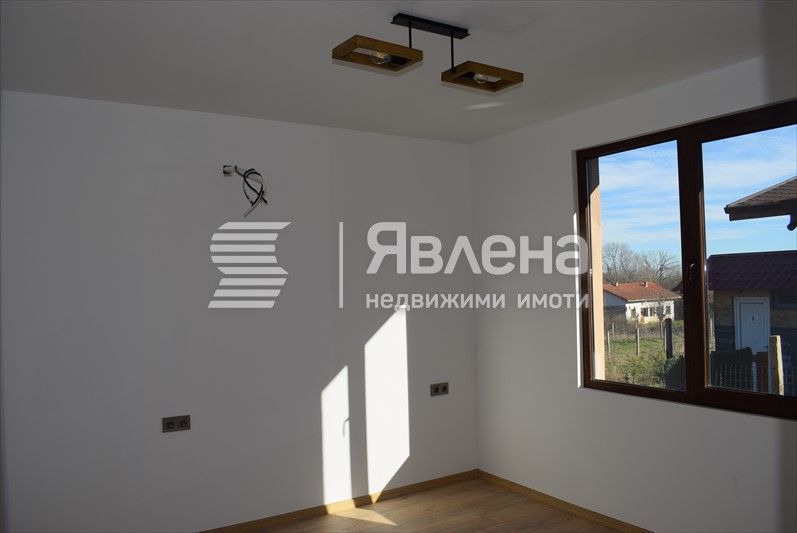 Агенция Явлена продава готова, едноетажна къща с п