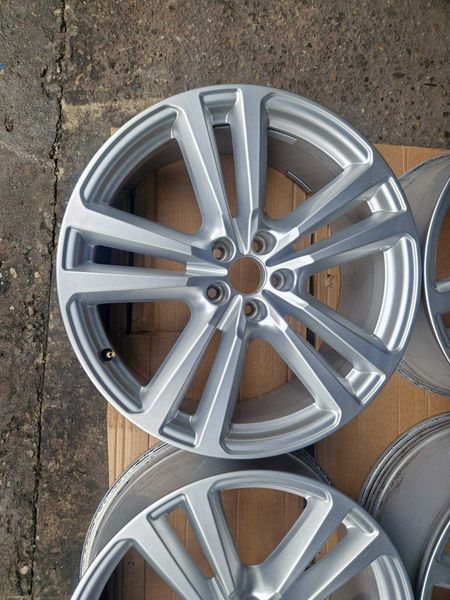 Audi Q7 R20
4M0 601 025 G
4 броя оригинални джанти