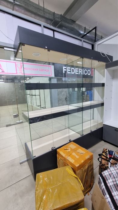 Шкаф витрина для бутика