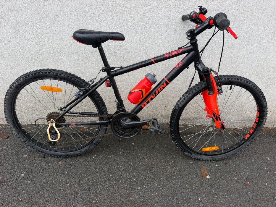 Bicicleta B'Twin Rockrider 500 (24 inch) pentru copii / juniori.