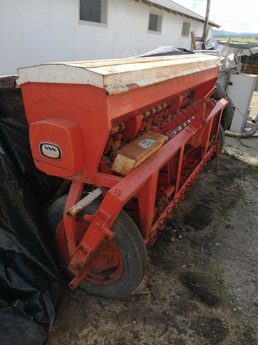 Vând semanatoare și utilaje