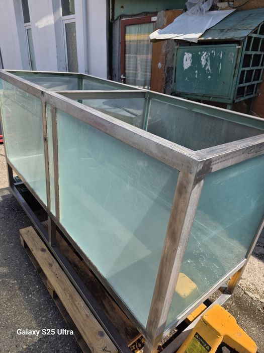Bazin inox si sticla securizata pentru expunere peste viu