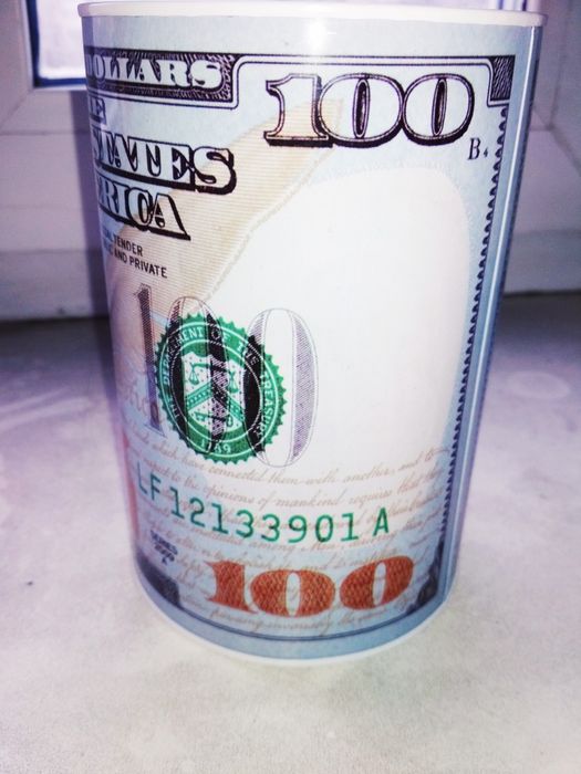 Металлическая копилка.