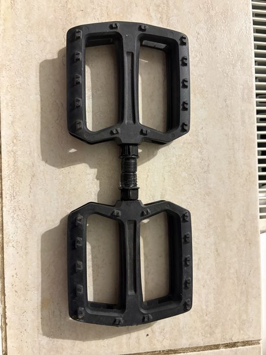 Pedale bicicletă tip platformă (plastic / compozit) – Stare bună