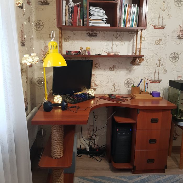Компьютерный стол с полкой