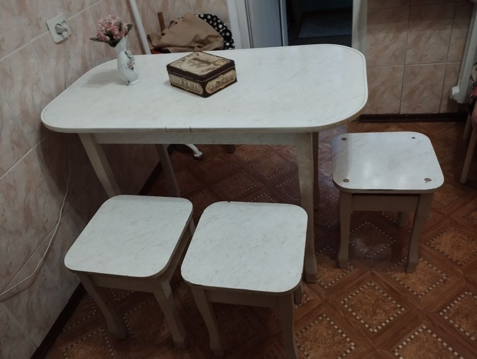 Стол кухонный с табуретами