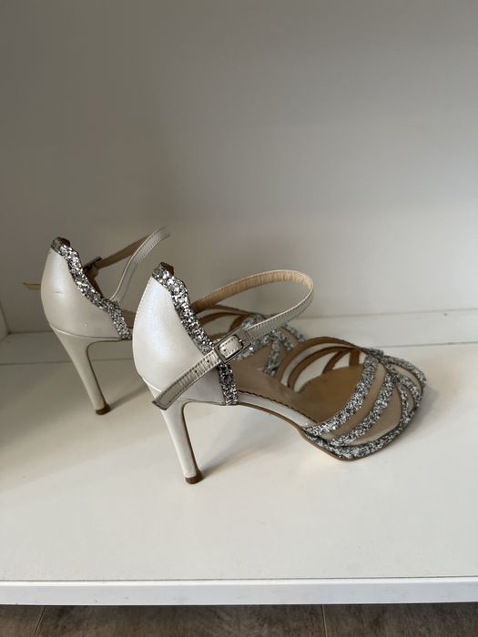 Pantofi sandale albi