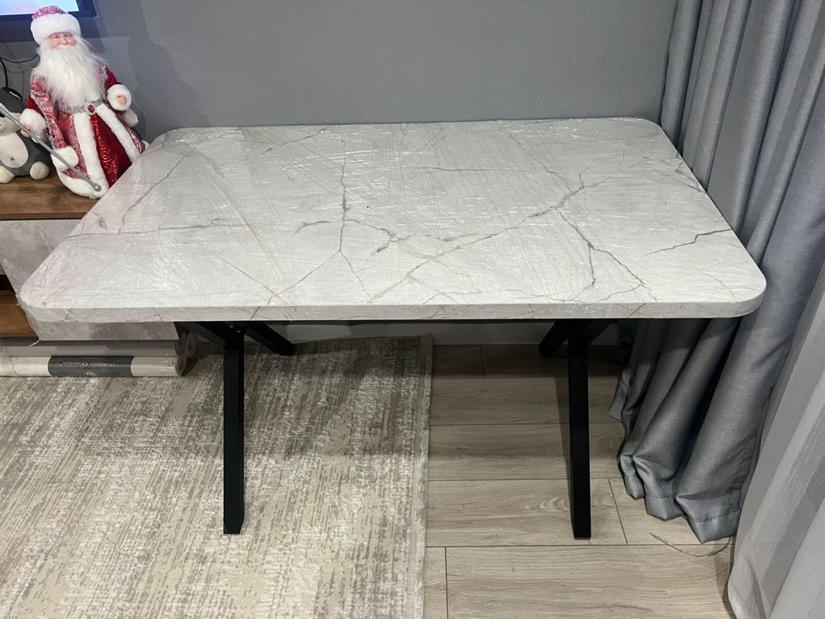 Стол кухонный.