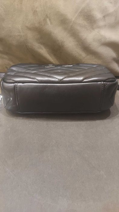 Чанта Armani Exchange (AXI) - черна, капитонирана