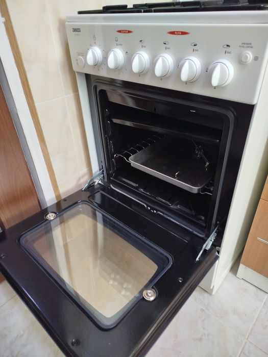 Argaz cu patro- ochiuri Zanussi no