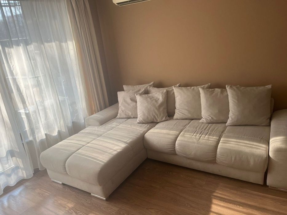 Диван бежов с 8 възгавници