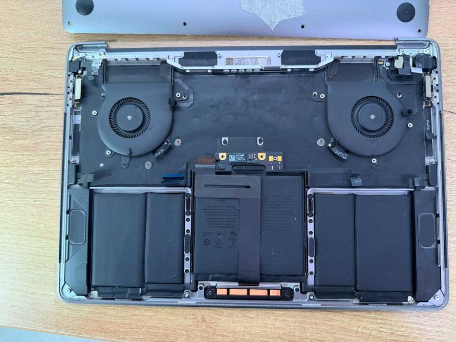 Dezmembrez MacBook Pro 13 A2251 2020 Piese Originale Display Topcase Tastatură Baterie Difuzoare