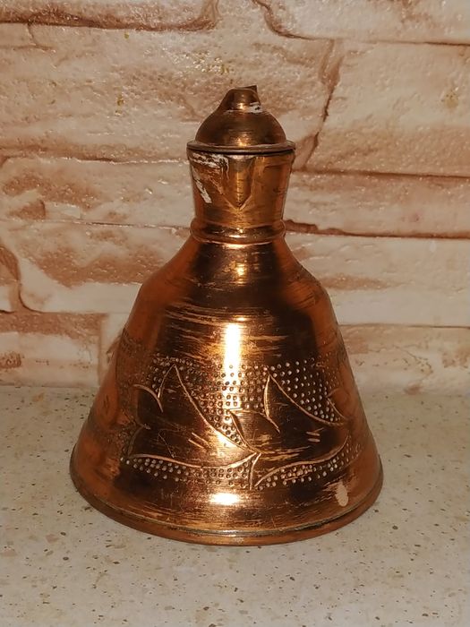 Предлага стар Албански меден Гюм вместимост 250мл.