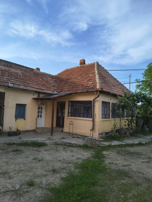 Casă de vânzare .