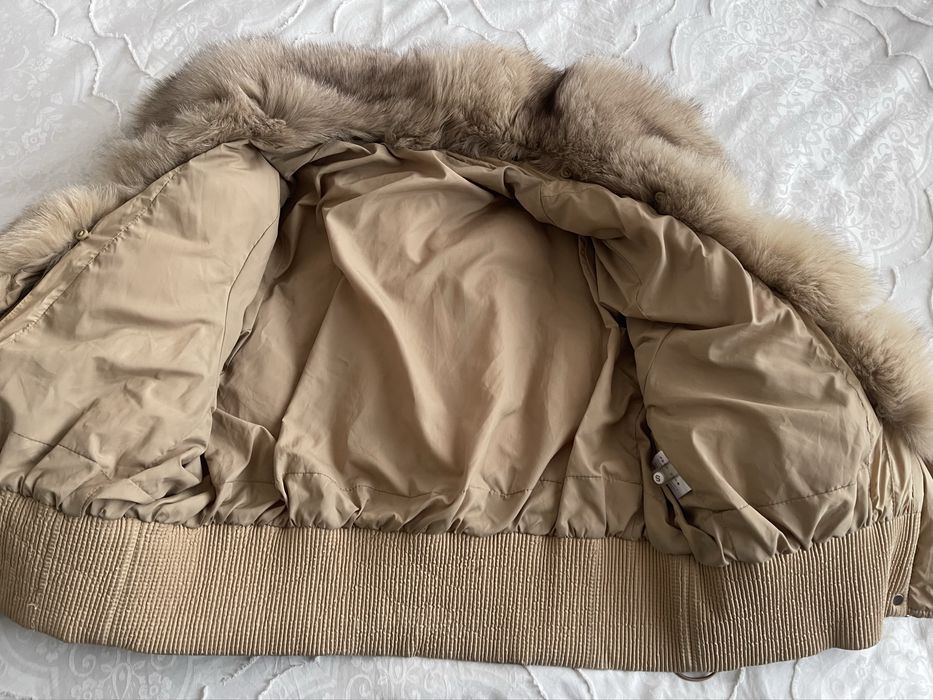 Дамско късо пухено яке с естествен косъм