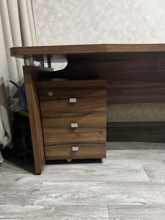 Стол офисный с тумбой