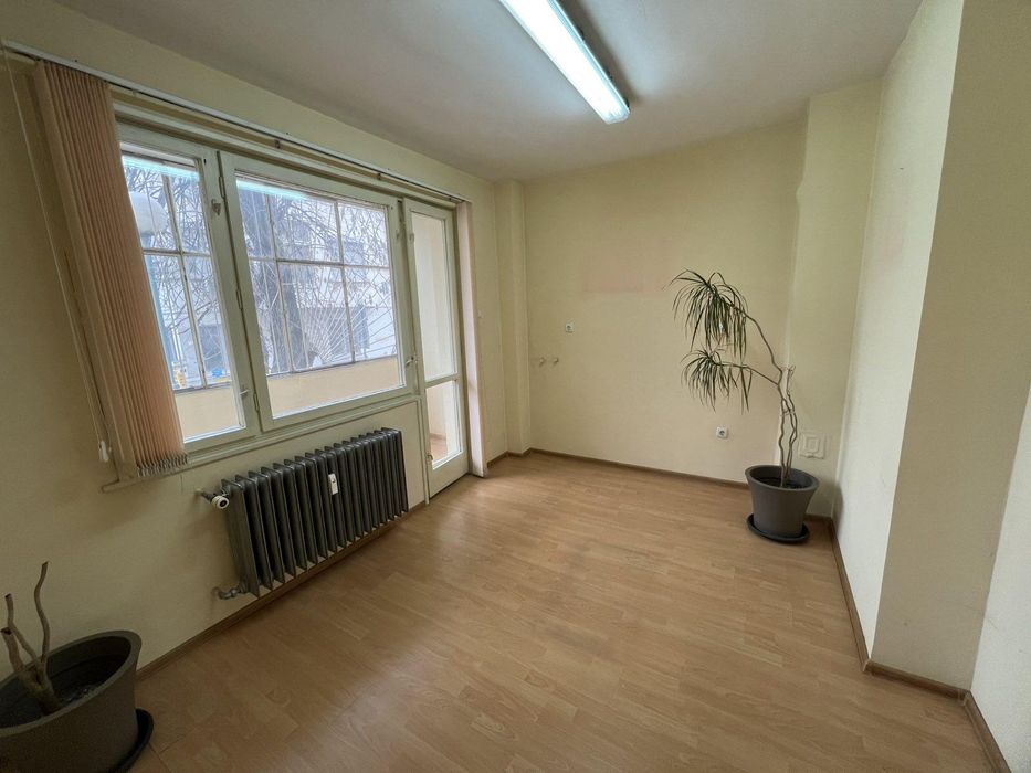 Дава се под наем Тристаен апартамент в Пловдив, Център - 70 кв.м за 459 € - Снимка #2