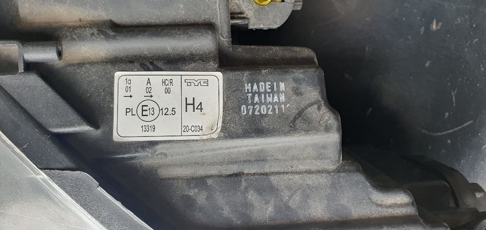 Far stânga și dreapta față Volkswagen Polo An 2012