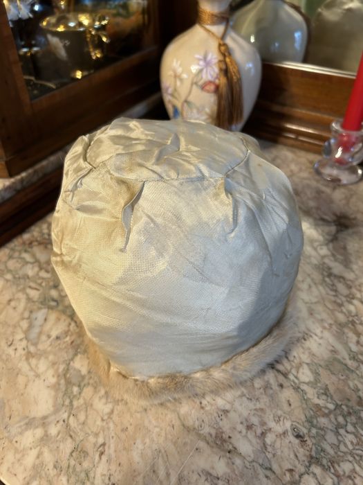 Caciula blana jder auriu