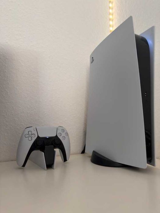 Конзола PlayStation 5 + допълнителна зарядна станция