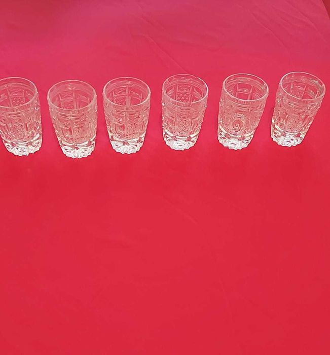 Хрустальные рюмки двух видов