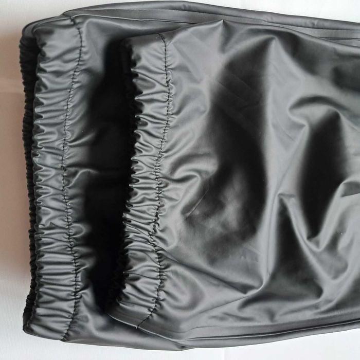 Pantaloni jogger din piele ecologică