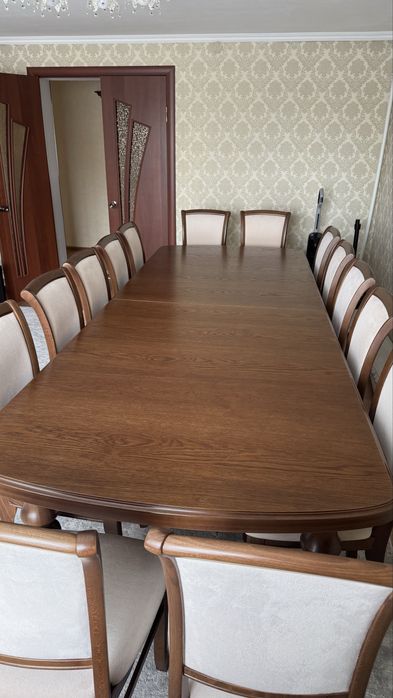 Продается стол и 10 стульев
