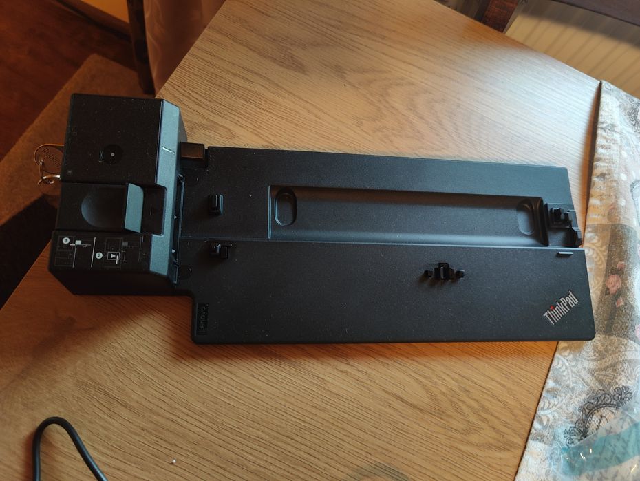 ThinkPad Ultra Docking Station 40AJ + incarcator Lenovo 135W original
150–250 lei