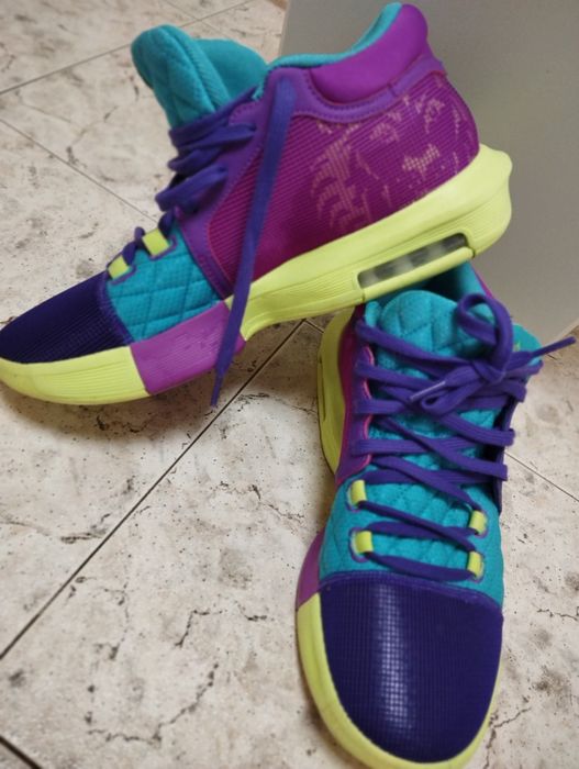 Омекотени баскетболни маратонки NIKE  LeBron Witness 8