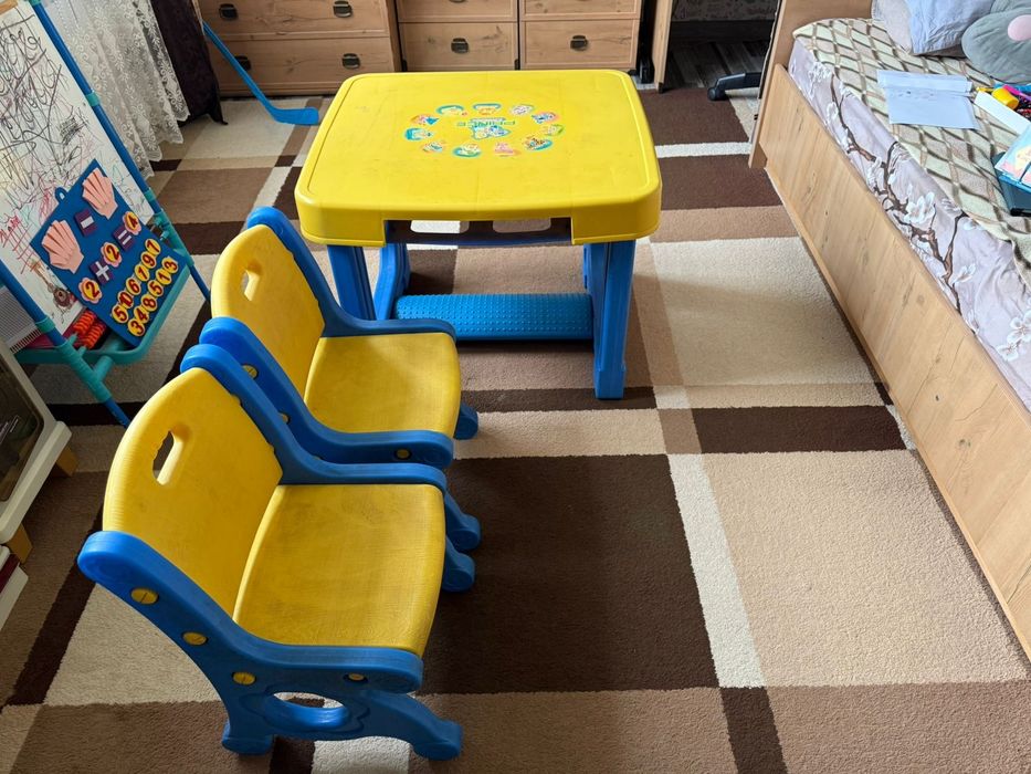 Продам детский столик и стулья
