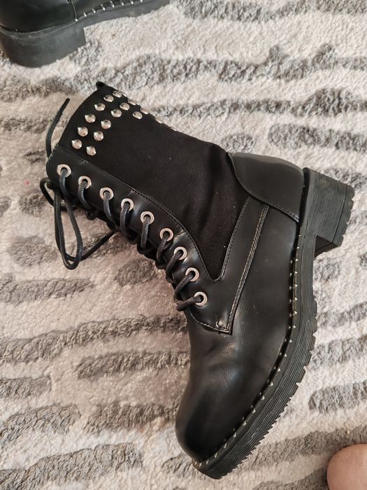 Bocanci negre in stare impecabilă