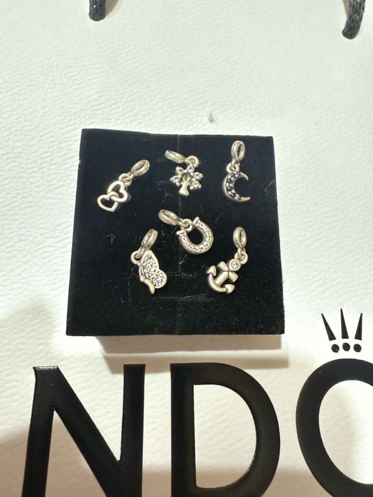 Vând pandantive Pandora originale