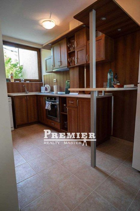 Продава се напълно оборудвана и обзаведена двуетажна къща