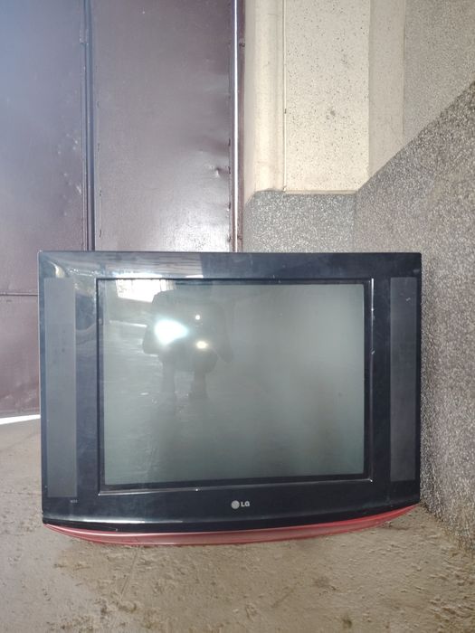 Продам телевизор старый.