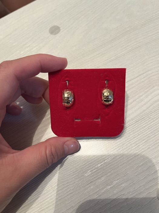 Продам золотые серьги
