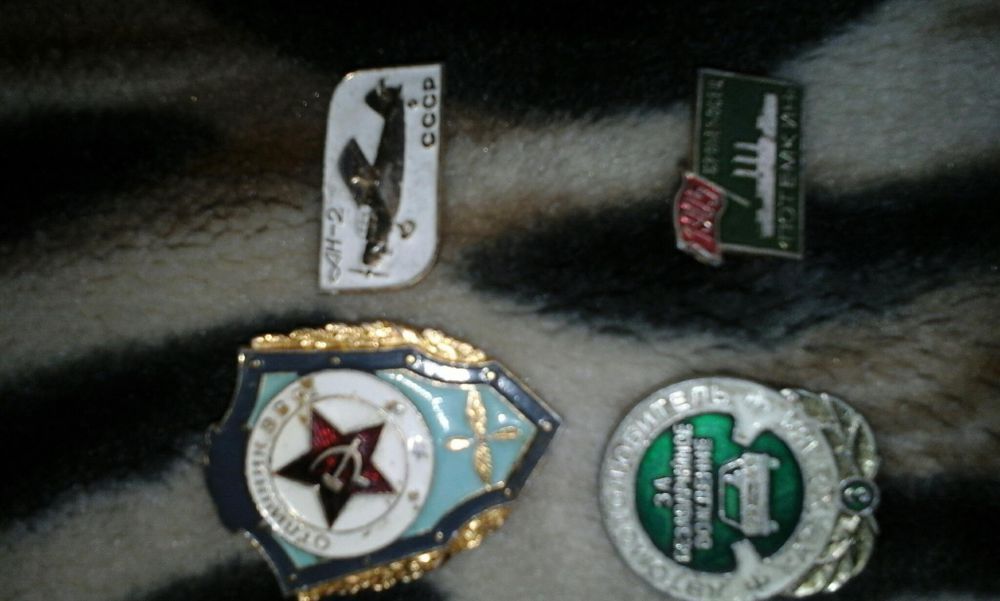 Значки советские                     . . . . . . .