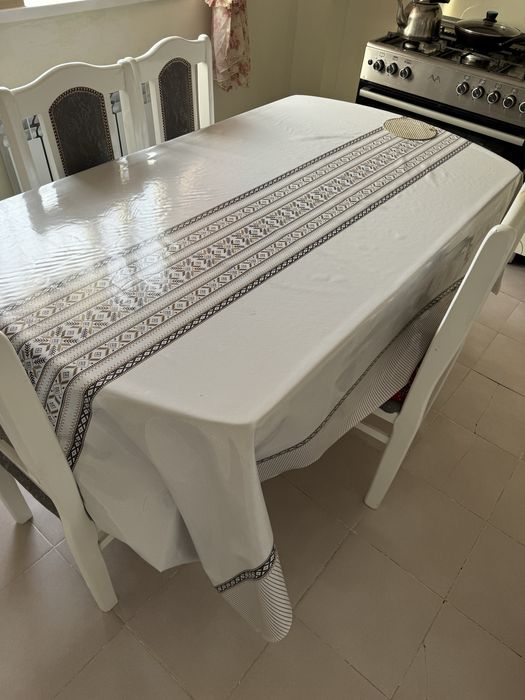 Продам гостинный стол стульями