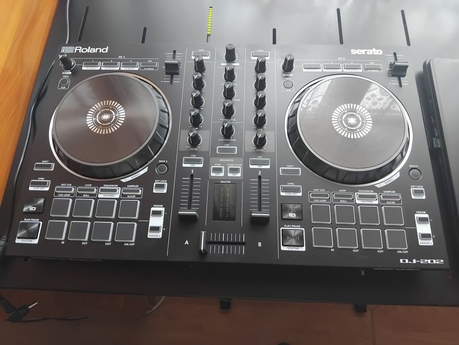 Se vinde consolă roland dj 202